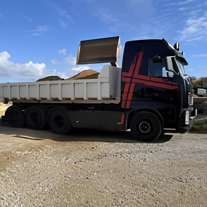 Camion de travaux publics  à Sainte-Anne-sur-Vilaine