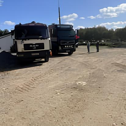 Camions de travaux publics  à Sainte-Anne-sur-Vilaine